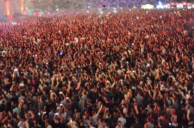 Bulanık parti kalabalığın