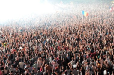 Bulanık parti kalabalığın