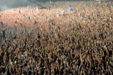 Bulanık parti kalabalığın