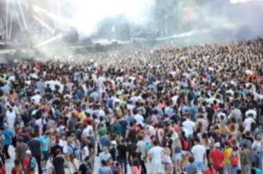 Bulanık parti kalabalığın