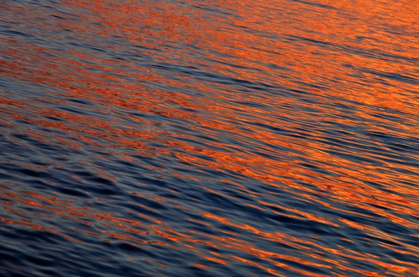 Meerwasseroberfläche im Sonnenuntergang — Stockfoto