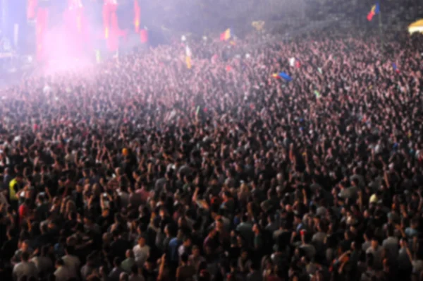 Multidão turva de pessoas festejando — Fotografia de Stock