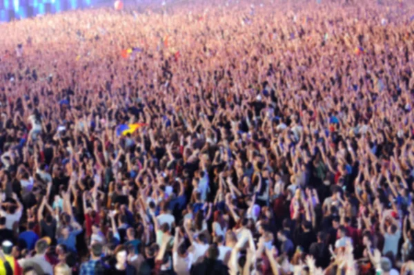 Folla offuscata di persone che festeggiano — Foto Stock