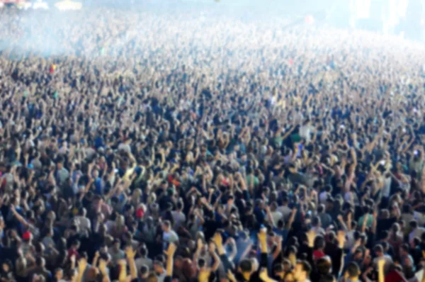 Multidão turva de pessoas festejando — Fotografia de Stock