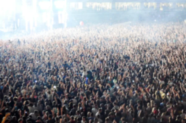 Foules floues de gens faisant la fête — Photo