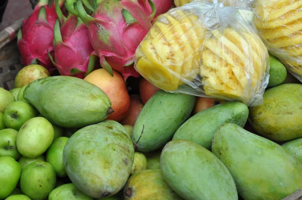 Cesta cheia de frutas exóticas em um mercado. Vietname — Fotografia de Stock