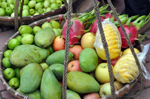 Cesta llena de frutas exóticas en un mercado. Vietnam —  Fotos de Stock