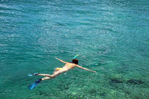 女性は、透き通った海でシュノーケ リング — ストック写真