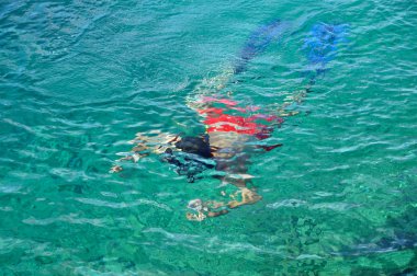 Şnorkel bir adam görünümünü yukarıda