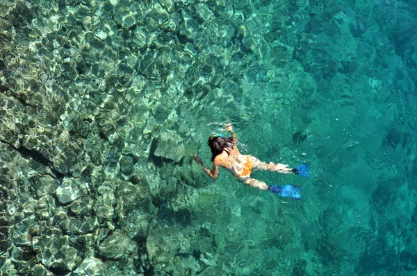 年轻女子在透明的浅海浮潜 — 图库照片