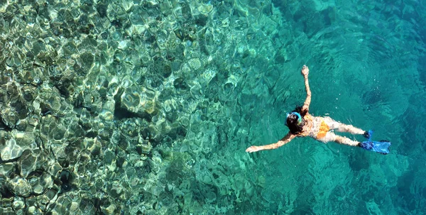 Mujer haciendo snorkel en aguas tropicales cristalinas —  Fotos de Stock