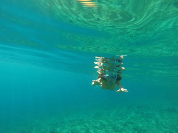 熱帯の海でシュノーケ リング女性の水中ビュー — ストック写真