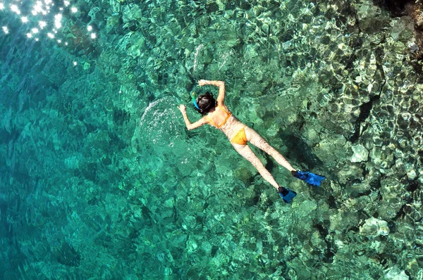 Giovane donna che fa snorkeling in mare poco profondo trasparente — Foto Stock