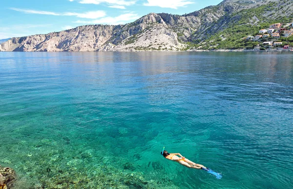 Mulher snorkeling em águas tropicais cristalinas — Fotografia de Stock