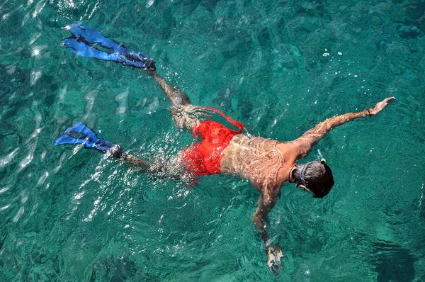 Homme plongeant en apnée dans une mer tropicale — Photo