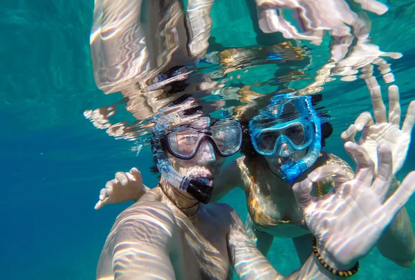 Underwater syn på en snorkling par — Stockfoto