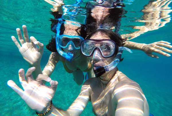 Víz alatti kilátás nyílik a snorkeling pár — Stock Fotó