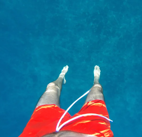 Hombre flotando en el agua de mar — Foto de Stock