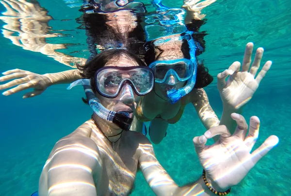 Pareja joven haciendo snorkel en la luna de miel — Foto de Stock