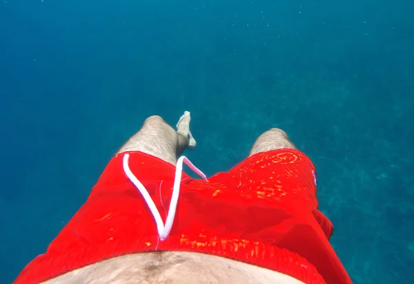 Hombre flotando en el agua de mar — Foto de Stock