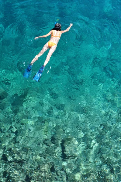 Mujer joven haciendo snorkel en mar transparente y poco profundo —  Fotos de Stock