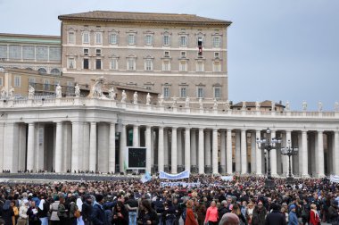 Kalabalık insan ben Vatikan'da Papa Francis için bekliyor