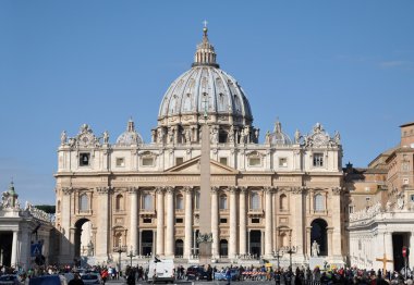 Ünlü Saint Peter Meydanı ve bazilikanın gelen turist