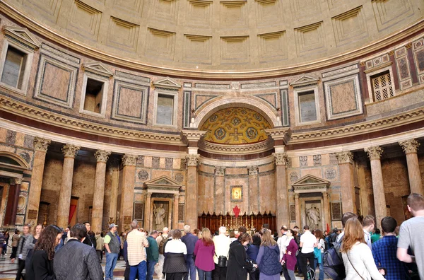 Turistů, kteří navštíví Pantheonu. Řím, Itálie — Stock fotografie