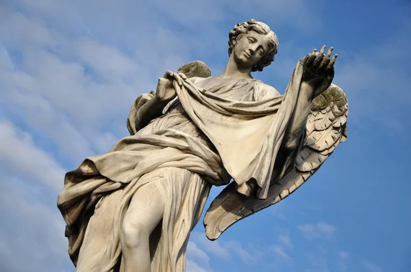 Ángel con el velo. Estatua en el puente de Ponte Sant 'Angelo, Ro — Foto de Stock