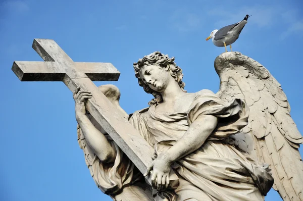 Ангел с крестом. Statue on the Ponte Sant 'Angelo bridge, R — стоковое фото