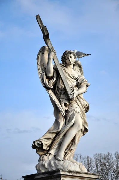 Άγγελος με τον Σταυρό. Άγαλμα πάνω το Ponte Sant' Angelo γέφυρα, R — Φωτογραφία Αρχείου