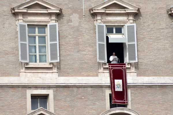 Papa Francisco I segurando a oração Angelus e discurso no Vati — Fotografia de Stock