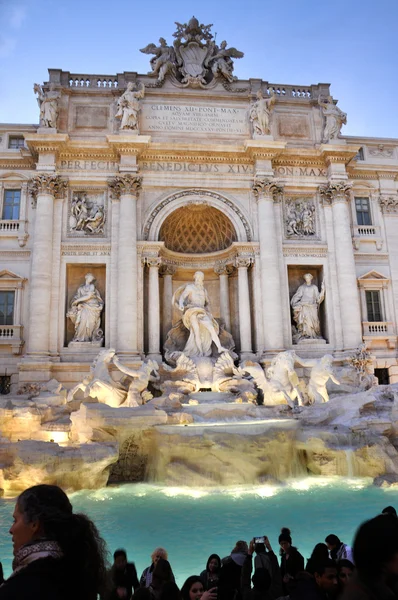 Trevi Çeşmesi (fontana di trevi). Roma, İtalya — Stok fotoğraf