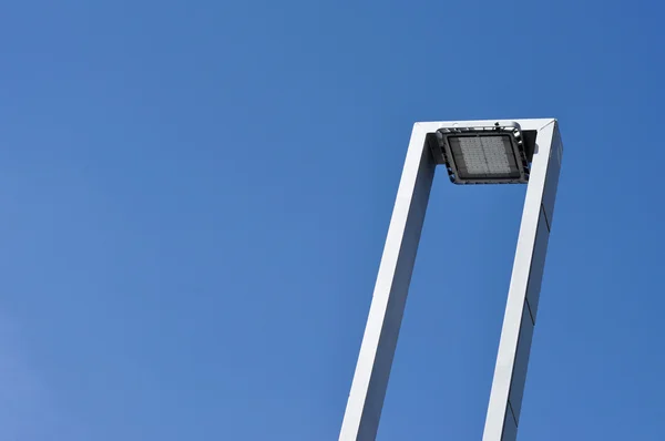 Moderna lámpara de calle contra el cielo azul — Foto de Stock