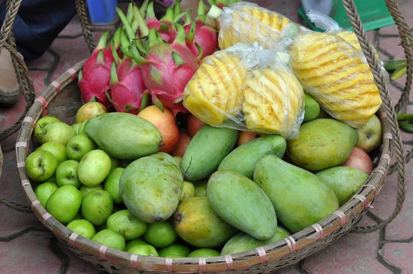 Cesta cheia de frutas exóticas em um mercado. Vietname — Fotografia de Stock