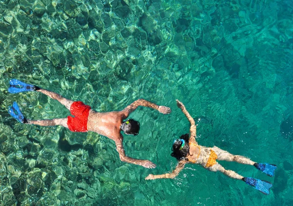 Pareja romántica haciendo snorkel en el mar — Foto de Stock