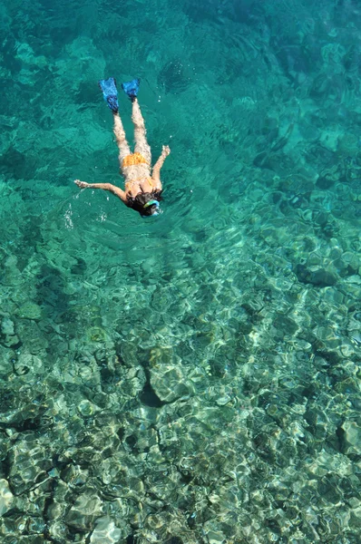 Mulher sexy snorkeling no mar — Fotografia de Stock