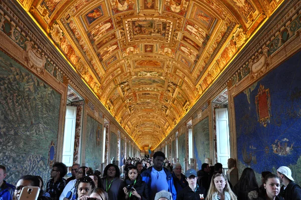 Het plafond van de galerij van kaarten. Vaticaans museum — Stockfoto