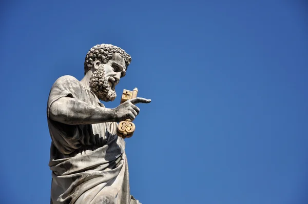 Estátua de São Pedro na Praça São Pedro. Cidade do Vaticano — Fotografia de Stock