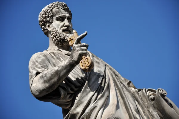 Estátua de São Pedro na Praça São Pedro. Cidade do Vaticano — Fotografia de Stock