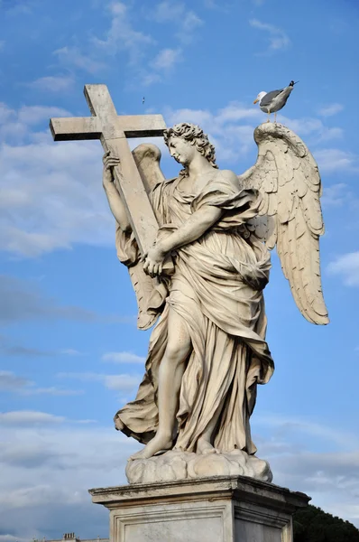 Standbeeld van Engel met kruis — Stockfoto