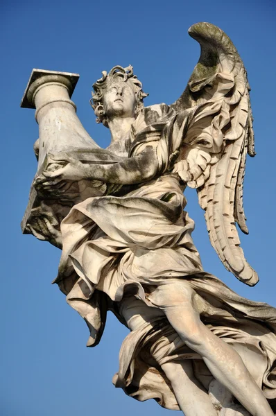 Estatua de ángel contra el cielo azul. Roma, Italia — Foto de Stock