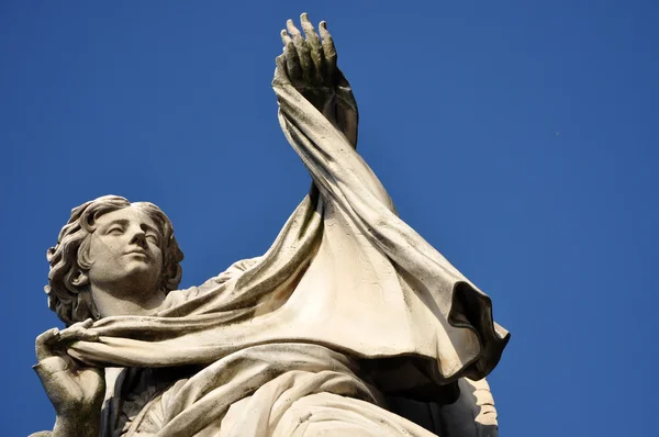 Ängel med slöja statyn på Ponte Sant' Angelo bridge, Rom — Stockfoto