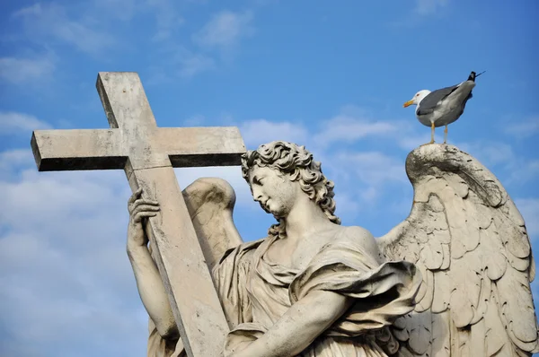 Angel with the Cross. Statue on the Ponte Sant' Angelo bridge, R — Stock Photo, Image