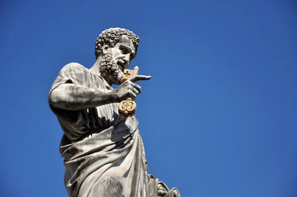 Statue des Heiligen Petrus auf dem Petersplatz. vatikanische Stadt — Stockfoto