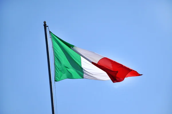 Прапор Італії дме вітер — стокове фото