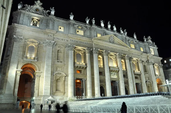 A Szent Péter-bazilika éjjel. Bazilika San Pietro, Vatikán — Stock Fotó