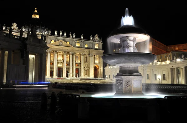 Torget Saint Peter på natten. Piazza San Pietro, Vatikanstaten — Stockfoto