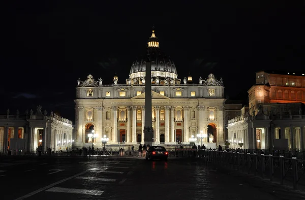 A Szent Péter téren éjjel. Piazza San Pietro, Vatikán — Stock Fotó