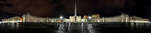 Saint Peter geceleri kare Panoraması. Piazza San Pietro, Vati — Stok fotoğraf